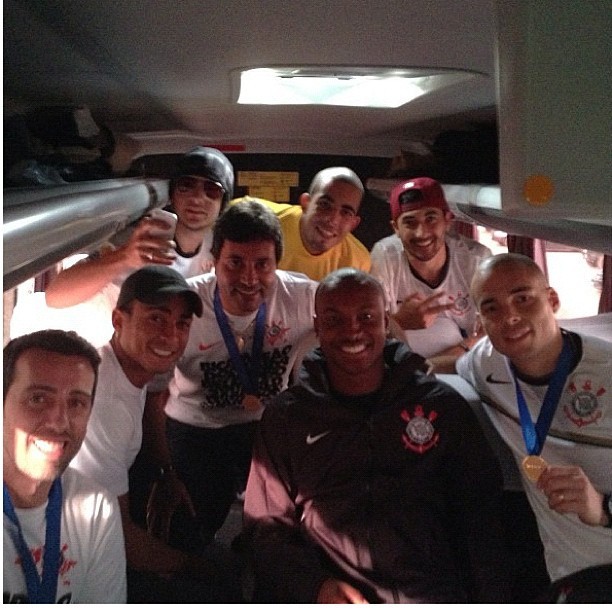 Thiaguinho posta foto com jogadores do Corinthians (Foto: Instagram)