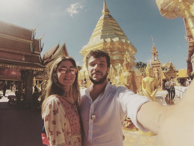 Jayme Matarazzo e a mulher, Luiza Tellechea, em templo na cidade de Lamphun, na Tailândia (Foto: Instagram/ Reprodução)