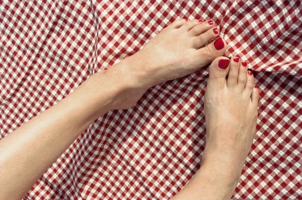 Depilação pés dedos (Foto: Getty Images/Agência)