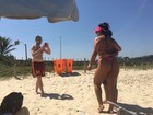 Mulher Melancia posa com fã em dia na praia