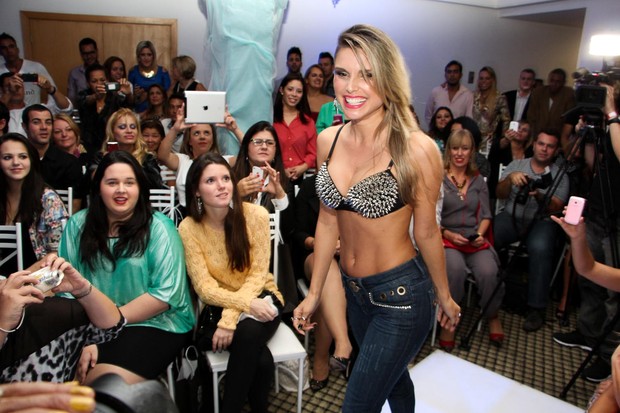 Flavia Vianna desfila de sutiã e calça Jeans em Guarulhos (Foto: Danilo Carvalho e Thais Aline / Ag. Fio Condutor)