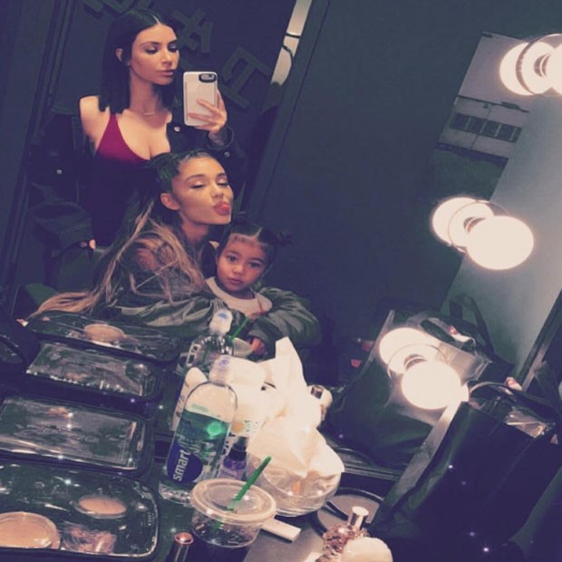 Kim Kardashian e a filha, North West, com Ariana Grande em bastidores de show em Los Angeles, nos Estados Unidos (Foto: Instagram/ Reprodução)