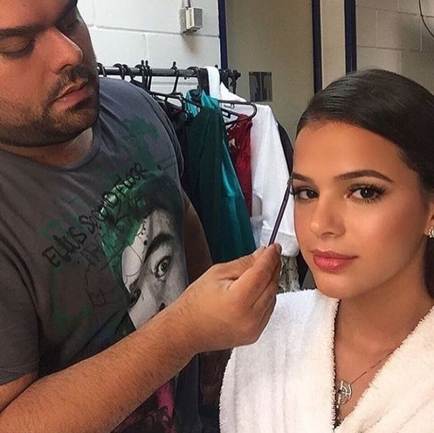 Bruna Marquezine sendo maquiada para o especial Caldeirão de Ouro (Foto: Reprodução/Instagram)