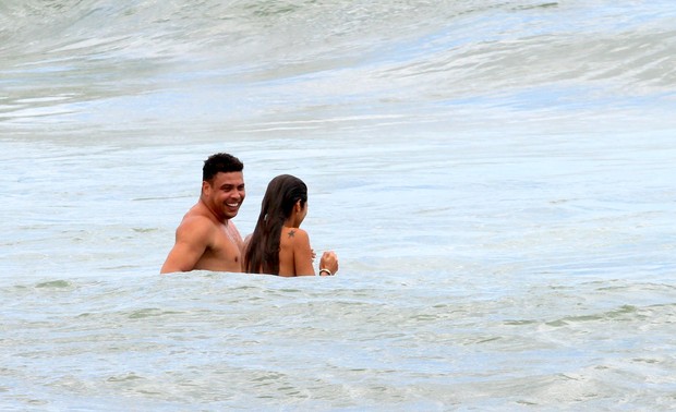 Ronaldo e namorada na praia (Foto: Wallace Barbosa/ Ag. News)