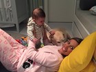 Luisa Mell posta foto do filho fazendo carinho no cachorro de estimação