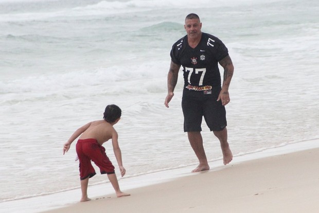 Alexandre Frota com  filho na praia (Foto: Rodrigo dos Anjos / AgNews)