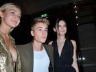 Decotada, modelo deixa 'pinta íntima' à mostra ao posar com Justin Bieber