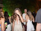 Izabel Goulart evita fotos durante festa na Bahia