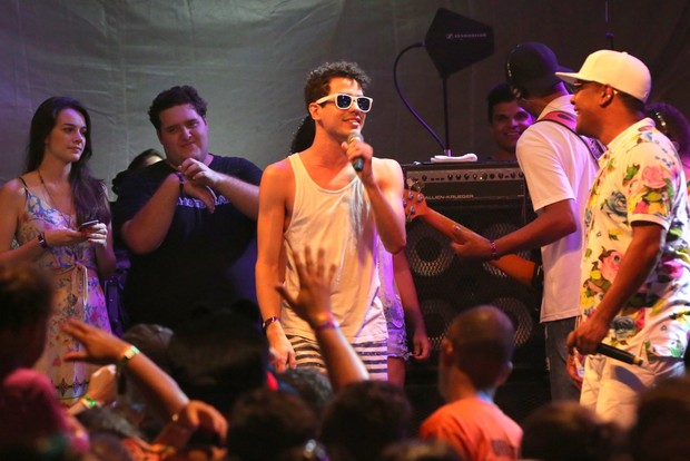 Sam Alves no palco do show do Psirico (Foto: Denilson Santos e Dilson Silva/AgNews)