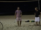 Rodrigo Hilbert joga vôlei na praia de noite