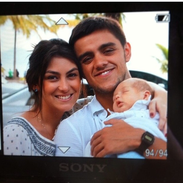 Felipe Simas com a mulher Mariana e o filho (Foto: Reprodução/Instagram)