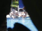 Após show, Kevin Jonas relaxa em piscina ao lado da mulher