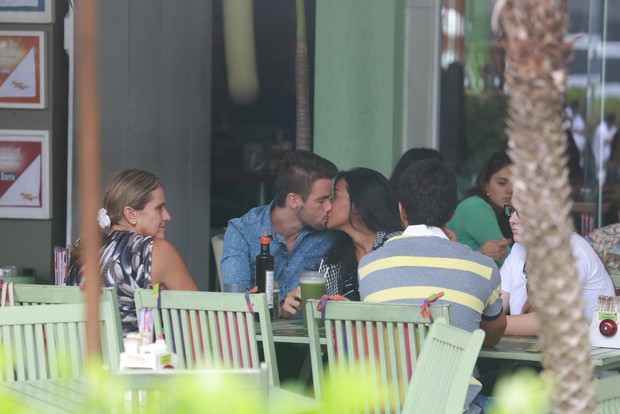 Rafael e Talita - ex-bbbs, almoçam juntos (Foto: Dilson Silva/AgNews)