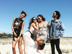 Thaila Ayala e Bruna Marquezine posam juntas rumo ao Coachella