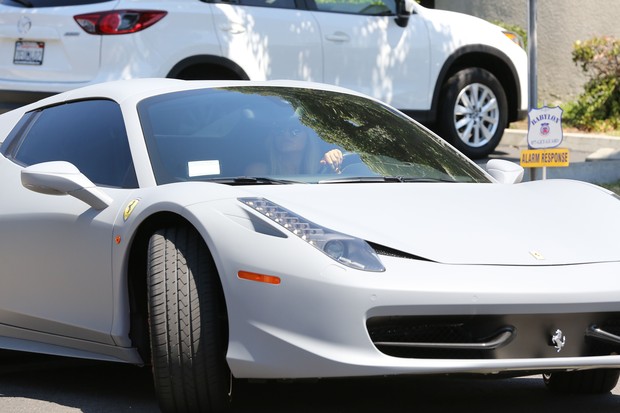 Kylie Jenner chega dirigindo sua Ferrari de US$ 320 mil (Foto: Jack-RS /X17online.com)