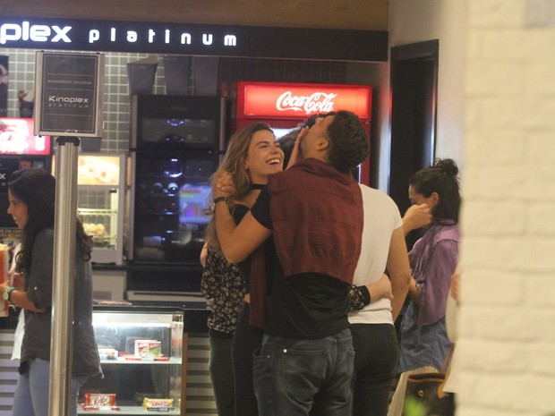 Cauã Reymond e a namorada, Mariana Goldfarb, em shopping em São Conrado, Zona Sul do Rio (Foto: Daniel Delmiro/ Ag. News)