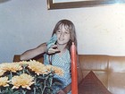 Xuxa posta nova foto da infância, segurando o periquito 'Nando'