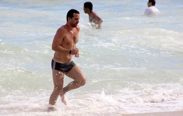 Carlos Bonow deixa o mar (Foto: J.Humberto/Ag. News)