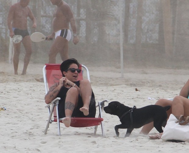 Thammy Miranda se assusta com cachoro na praia (Foto: Marcus Pavão/AGNews)