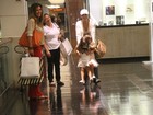 Giovanna Antonelli faz farra com as filhas em shopping 