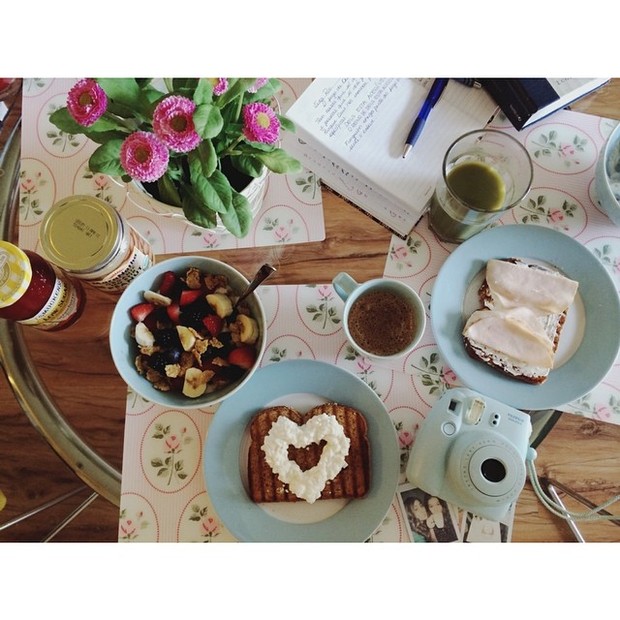 Bruna Marquezine psota foto de café da manhã (Foto: Instagram / Reprodução)