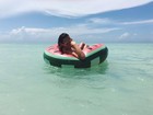 Bruna Marquezine, de biquíni, relaxa em praia em Cuba