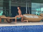 Fernanda d'avila se exercita de biquíni ao lado de piscina