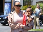 Kim Kardashian e Kanye West levam a filha ao cinema