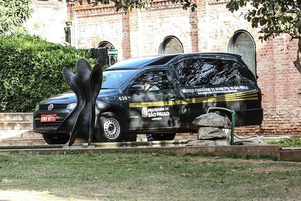Corpo de Hector Babenco deixa o velório (Foto: Manuela Scarpa / ag news)