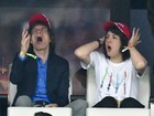Mick Jagger e o filho Lucas se divertem ao assistir a jogo de futebol na França