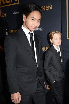 Maddox e Shiloh, filhos de Brad Pitt e Angelina Jolie, em première de filme em Los Angeles, nos Estados Unidos (Foto: Robyn Beck/ AFP)