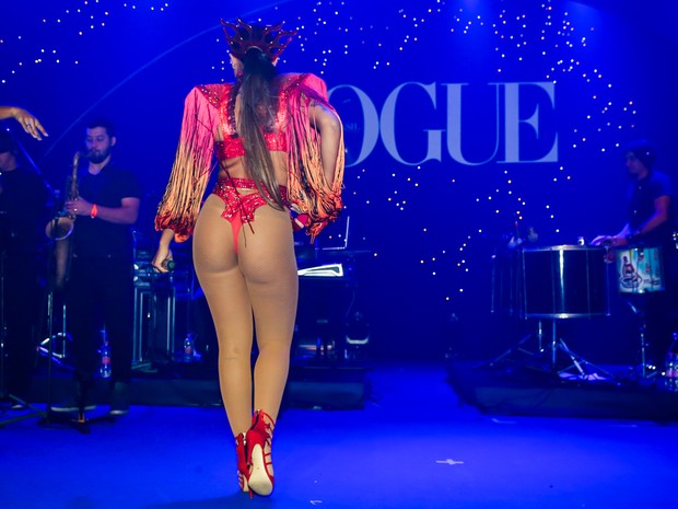 Anitta faz show em baile de carnaval em São Paulo (Foto: Manuela Scarpa e Iwi Onodera/ Brazil News)