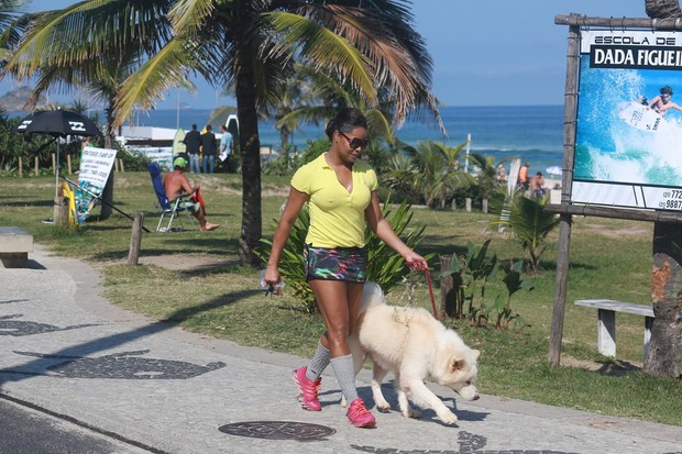 Adriana Bombom caminha com seu cachorro (Foto: Dilson Silva/Agnews)