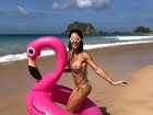 Bella Falconi mostra a boa forma em dia de praia em Fernando de Noronha