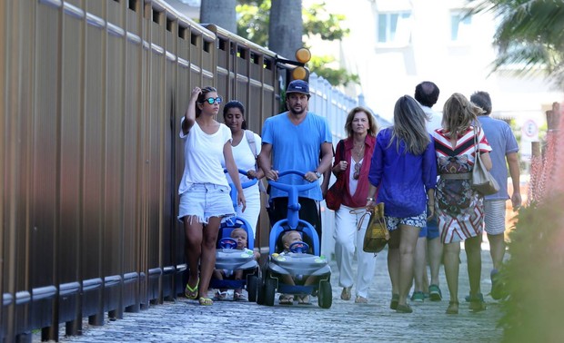 Marcelo Serrado e familia (Foto: André Freitas/AgNews)
