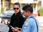 Alessandra Ambrósio é multada por estacionamento irregular nos EUA