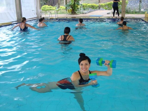 Mara Maravilha se exercita em piscina (Foto: Twitter/ Reprodução)