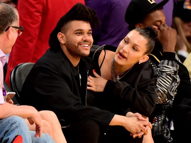 The Weeknd e Bella Hadid em jogo de basquete em Los Angeles, nos Estados Unidos (Foto: Harry How/ Getty Images/ AFP)