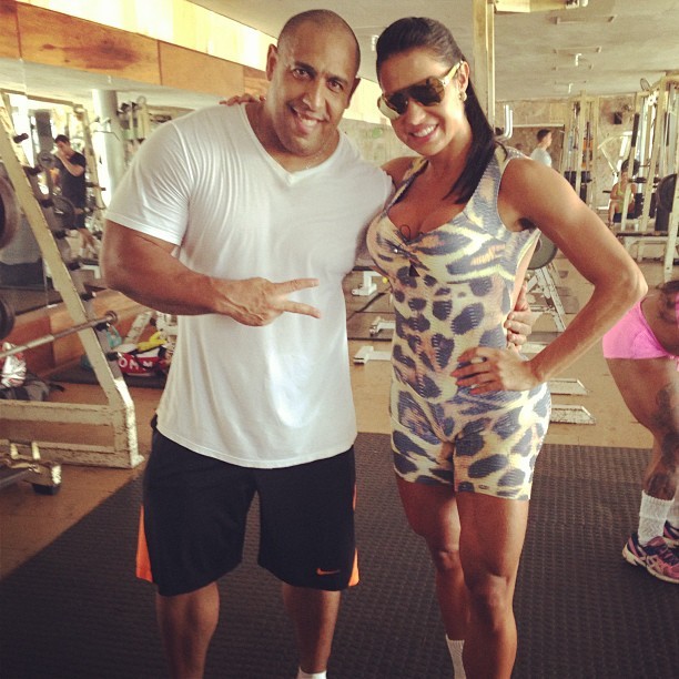 Gracyanne Barbosa com treinador (Foto: Instagram / Reprodução)