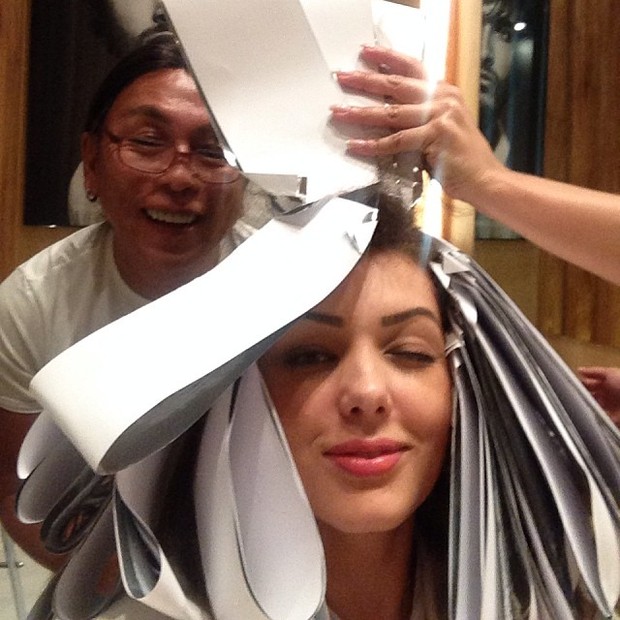 Tania Matarazzo pintando o cabelo (Foto: Instagram / Reprodução)