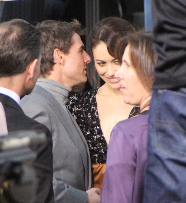 Tom Cruise conversa ao pé do ouvido com Olga Kurylenko durante prmière (Foto: X17)