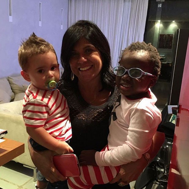 Lúcia Gagliasso com os netos Gabriel e Titi (Foto: Instagram/ Reprodução)