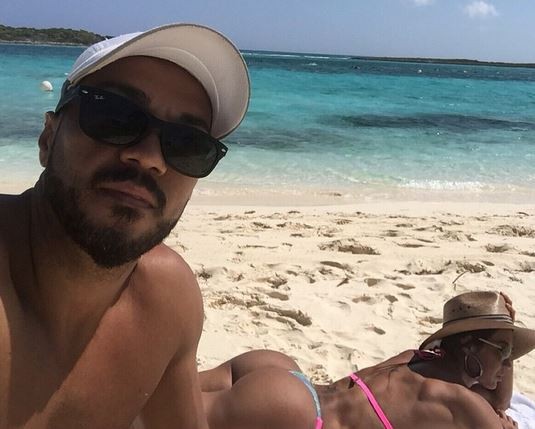 Gracyanne Barbosa e Belo na praia (Foto: Instagram / Reprodução)