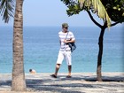 Marcelo Serrado leva família para passear em praia no Rio