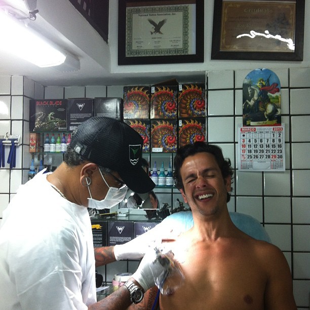 Carlos Henrique Lima, ex-marido de Preta Gil, faz tatuagem (Foto: Instagram/ Reprodução)