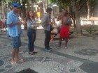 Felipe Simas é tietado por morador de rua durante gravação no Rio