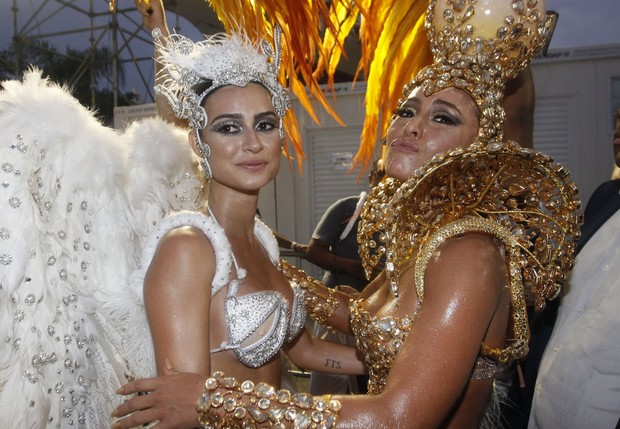 Thaila Ayala e Sabrina Sato após desfile da Gaviões da Fiel (Foto: Celso Tavares / EGO)
