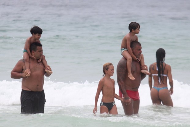 Alexandre Frota e família na praia da Barra da Tijuca, RJ (Foto: Rodrigo dos Anjos / Agnews)