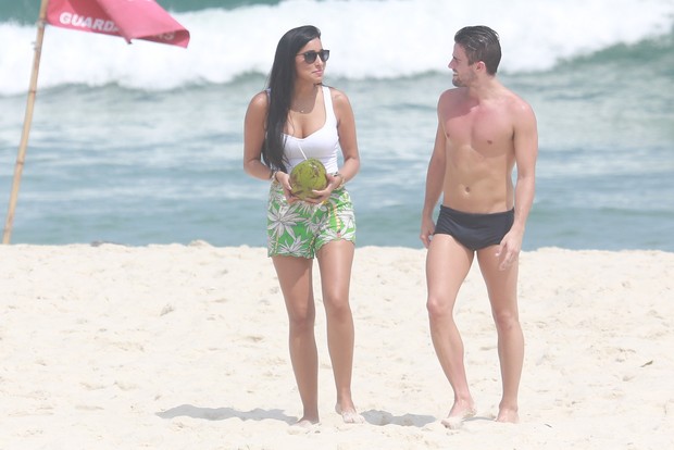 Talita e Rafael Licks em praia no Rio (Foto: Dilson Silva / AgNews)