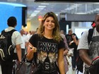 Sorridente, Kelly Key embarca em aeroporto do Rio